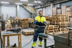 Så får begagnade lastpallar nytt liv genom reparation